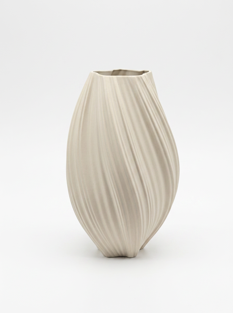 Krusad ceramic vase with rippled silhouette and matte cream glaze